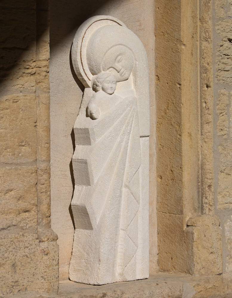 vierge à l'enfant contemporaine en pierre