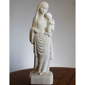 vierge à l'enfant statue en pierre hanchée et drapée style moyen age gothique