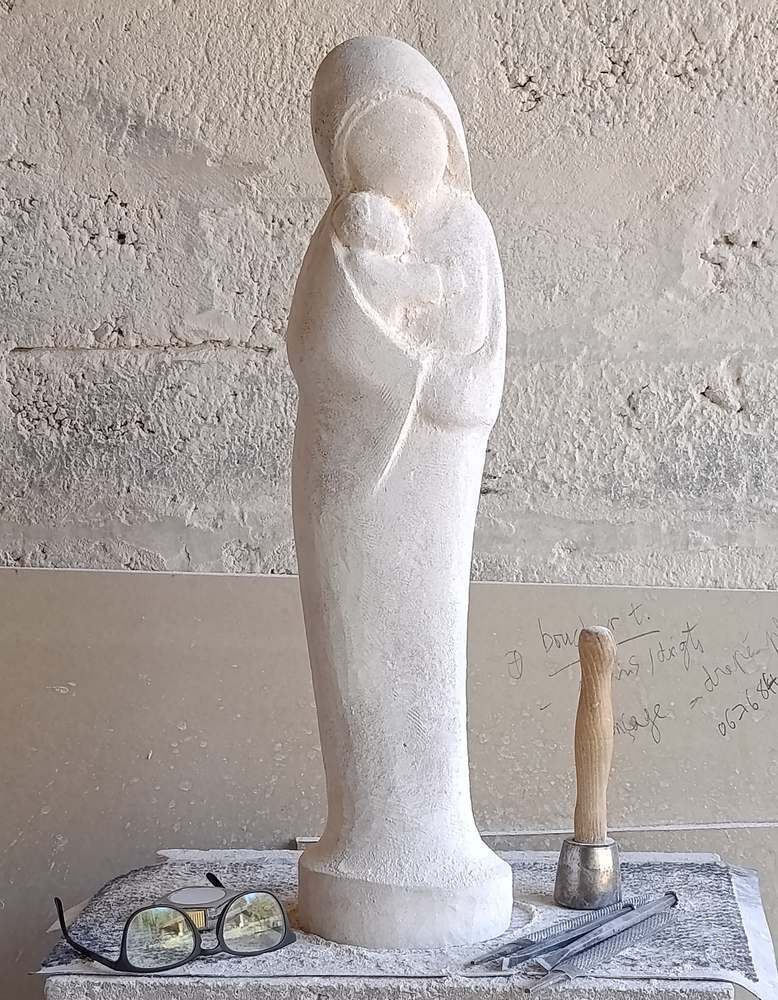 vierge en pierre en cours