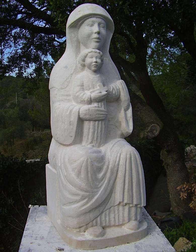 Vierge à l'enfant en pierre naturelle assise