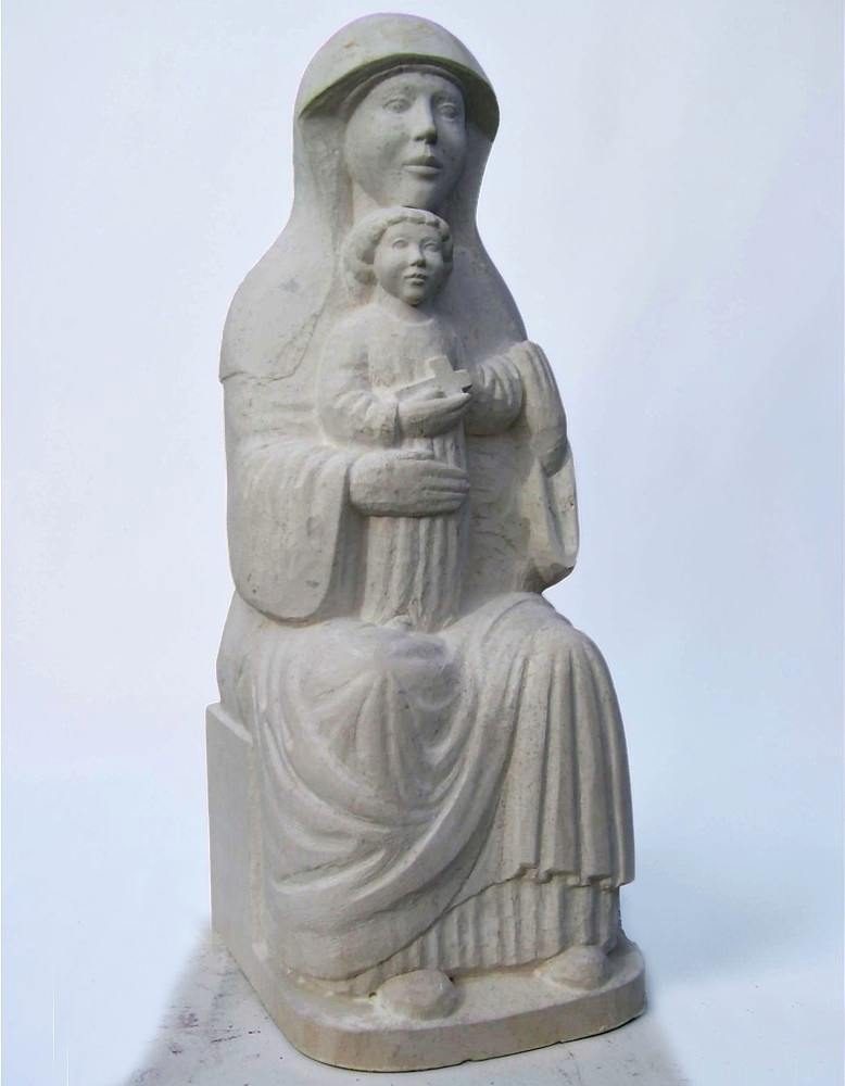 statue de vierge à l'enfant avec la croix assise en pierre