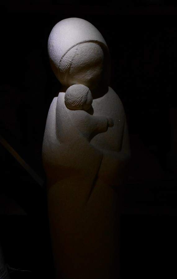 statue vierge à l'enfant pierre luberon blanche sculpture martin damay