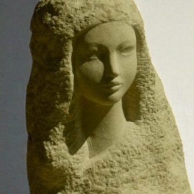 visage sculpture de vierge en pierre