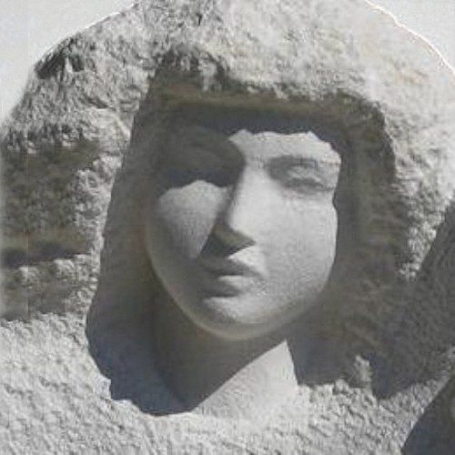 visage de vierge en pierre