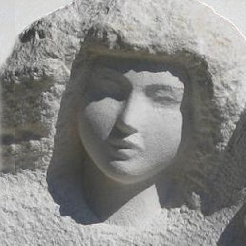 visage de vierge en pierre